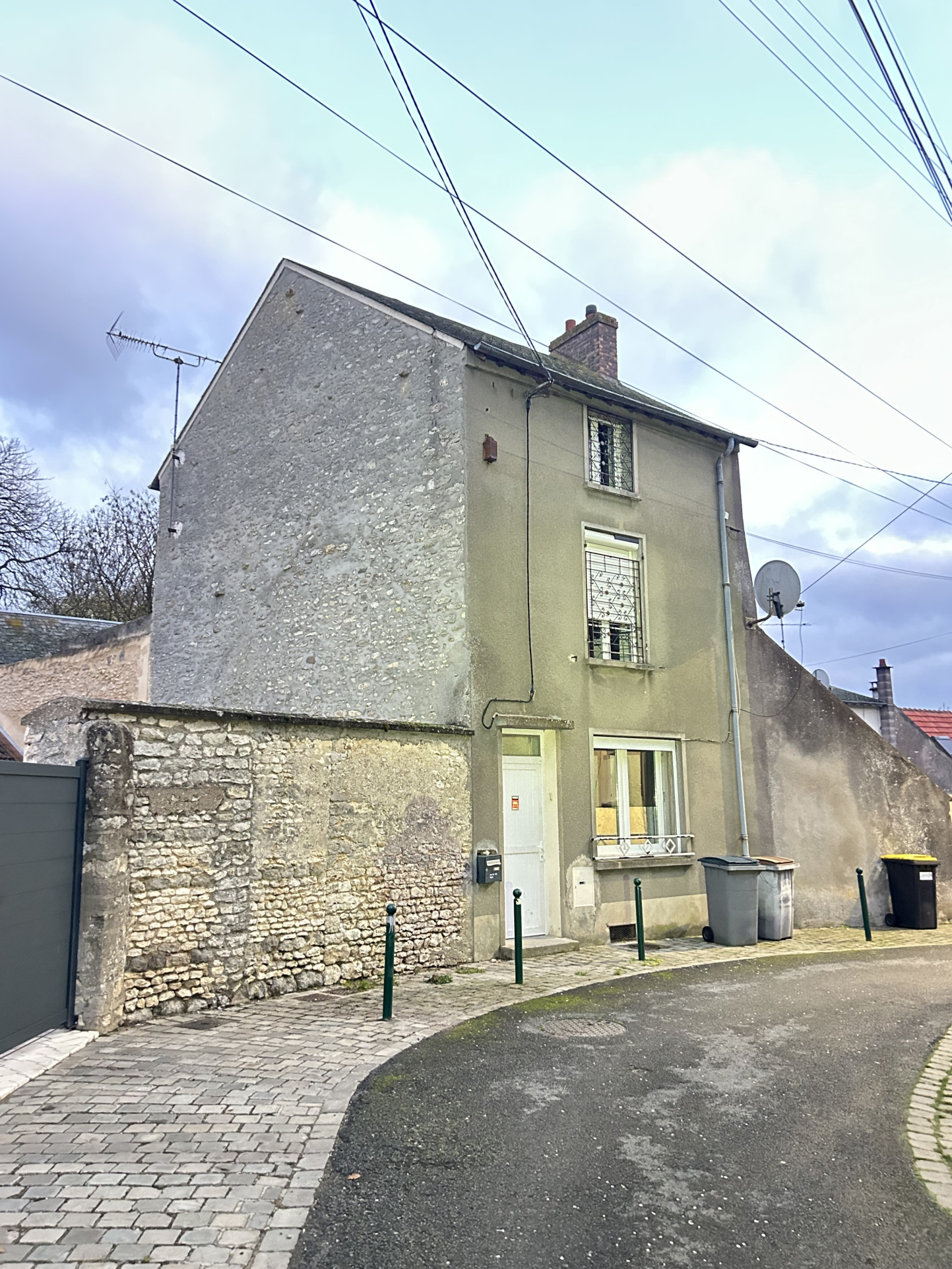 Maison de ville à rénover avec dépendances et cour   Angerville